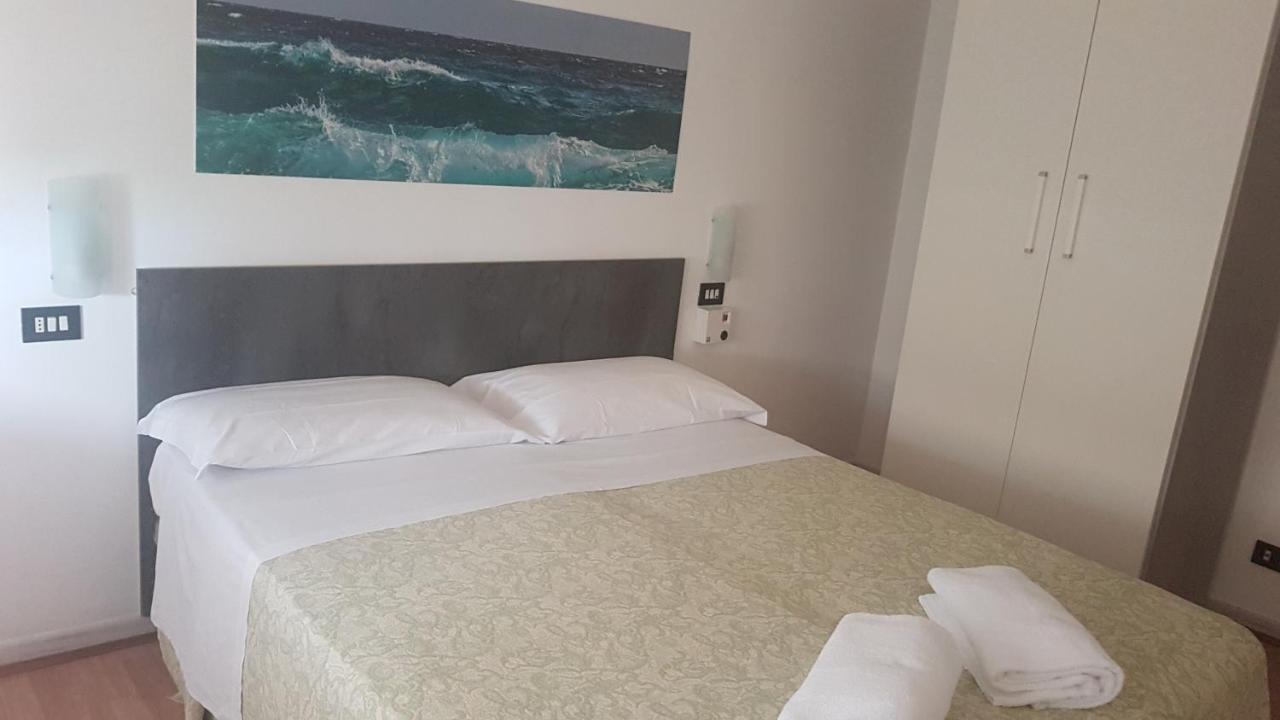 Hotel Silvi Силви Марина Екстериор снимка