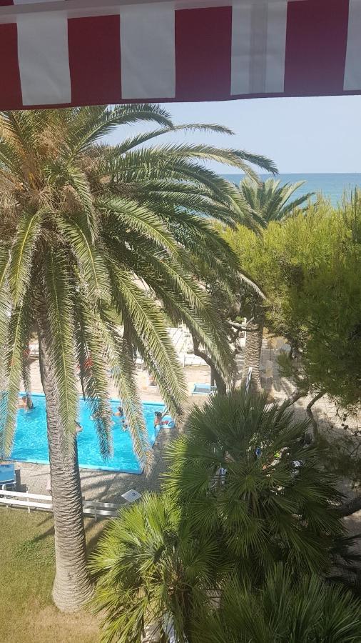 Hotel Silvi Силви Марина Екстериор снимка
