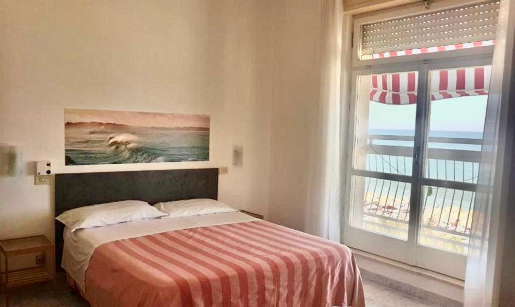 Hotel Silvi Силви Марина Екстериор снимка