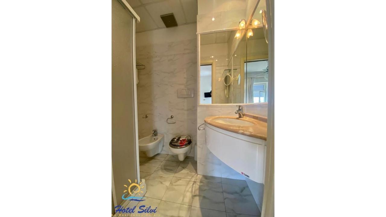 Hotel Silvi Силви Марина Екстериор снимка